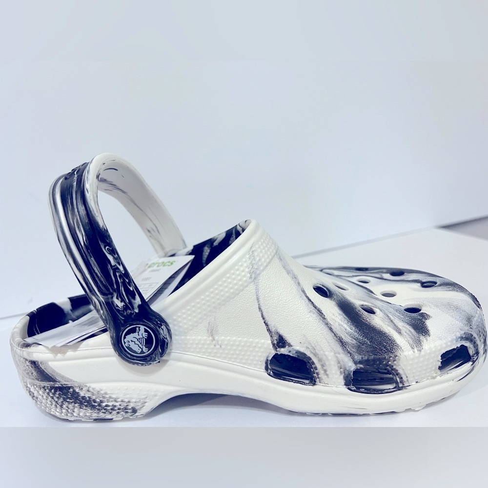 Unisex, Crocs. Size 4 for men and women size 6